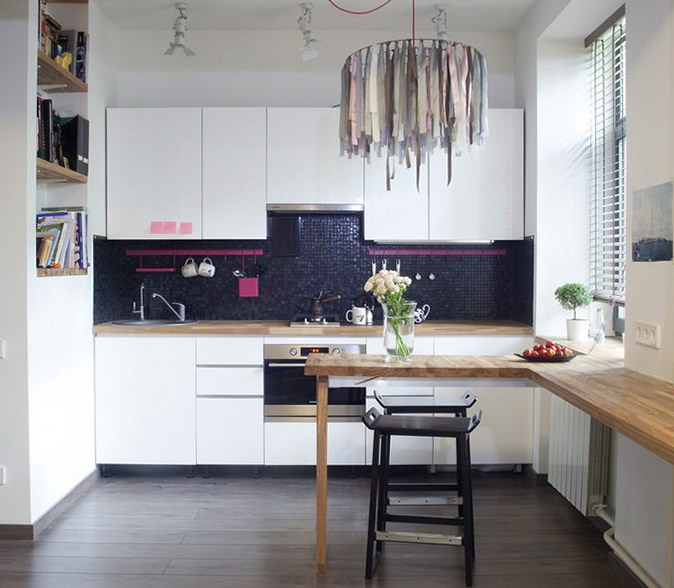 белая матовая прямая кухня модерн маленькая стандартная с темным черным фартуком